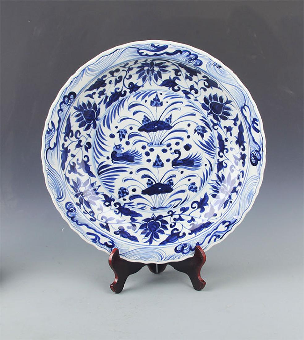 A BLUE AND WHITE COLOR PORCELAIN PLATE: Ming Dynasty, Diameter:17.00 inch
