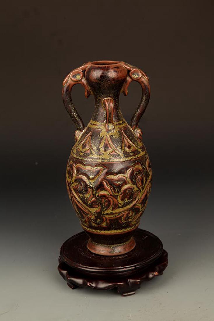 A "JI ZHOU YAO"FLOWER CARVING PORCELAIN BOTTLE: Song Dynasty, High: 9.25 inch; Width: 4.0 inch; Diameter: 1.25 inch