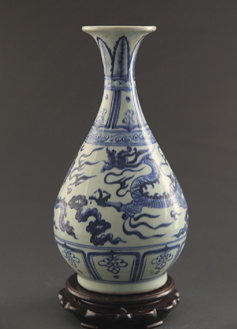 A BLUE AND WHITE DRAGON YU HU CHUN BOTTLE (1 of 6)