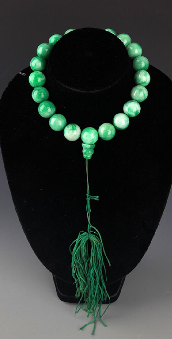 A FINE JADEITE NECKLACE (1 of 4)