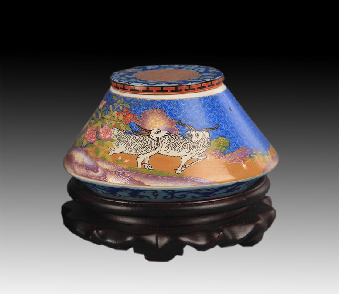 A FINE FAIENCE COLOR TEA JAR: Qing Dynasty Qian Long Period, High: 2.75 inch; Diameter: 2.5 inch