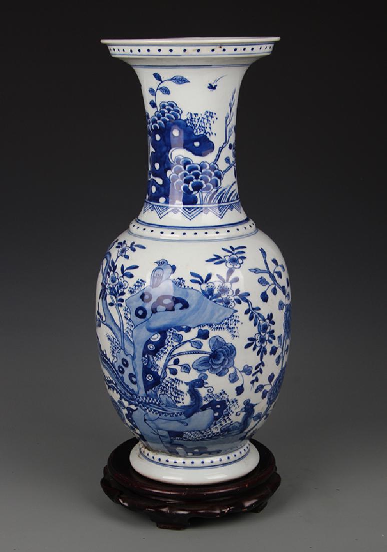 A FINE BLUE AND WHITE PEONY FLOWER PATTERN VASE (1 of 5)