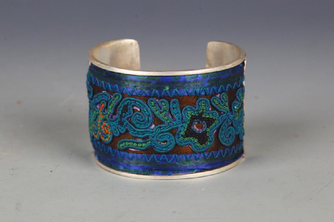 A OLD EMBROIDERED SILVER PLATED BANGLE (1 of 3)