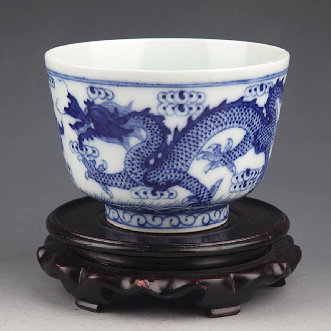 BLUE AND WHITE DRAGON PATTERN PORCELAIN CUP (1 of 6)