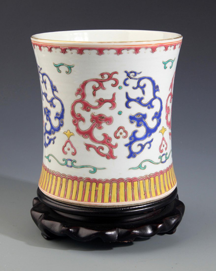 A FINE FAMILLE ROSE DRAGON PATTERN BRUSH POT (1 of 7)