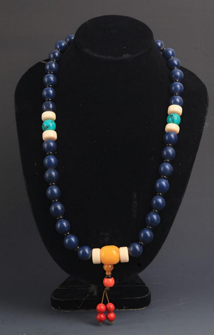 A FINE LAPIS LAZULI STONE NECKLACE (1 of 6)