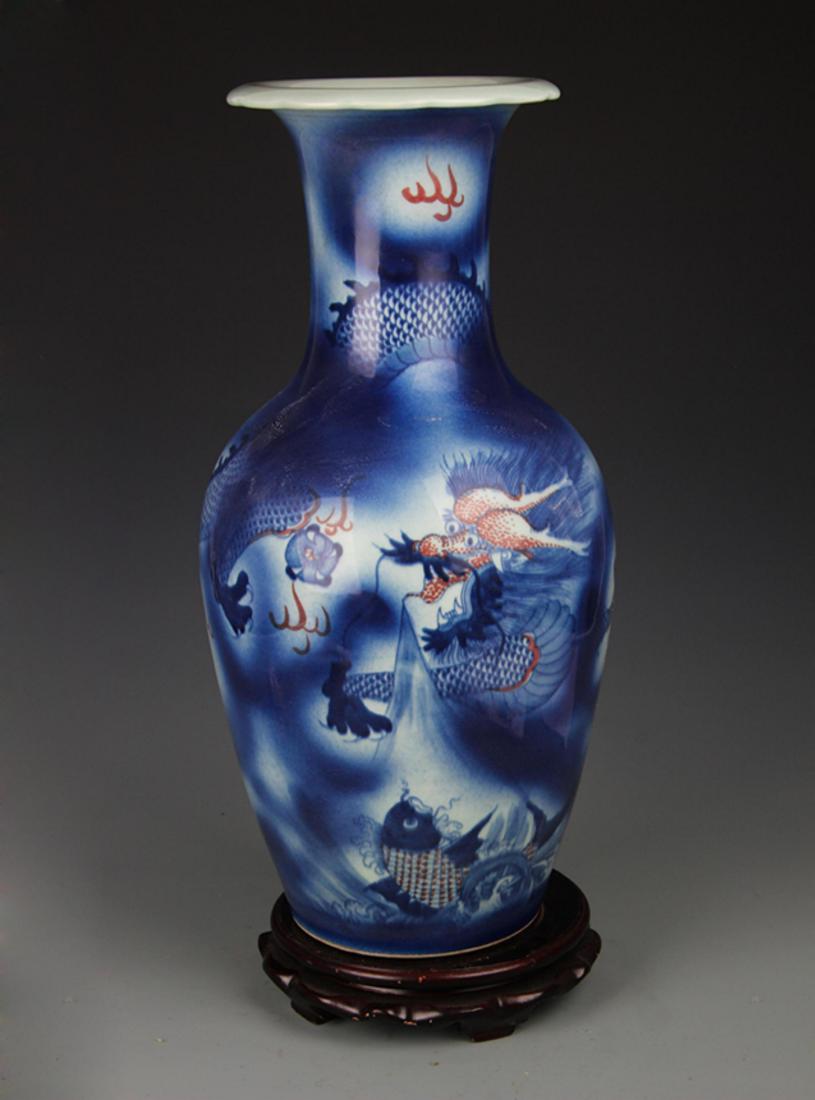 A BLUE AND WHITE FISH PATTERN PORCELAIN VASE (1 of 5)