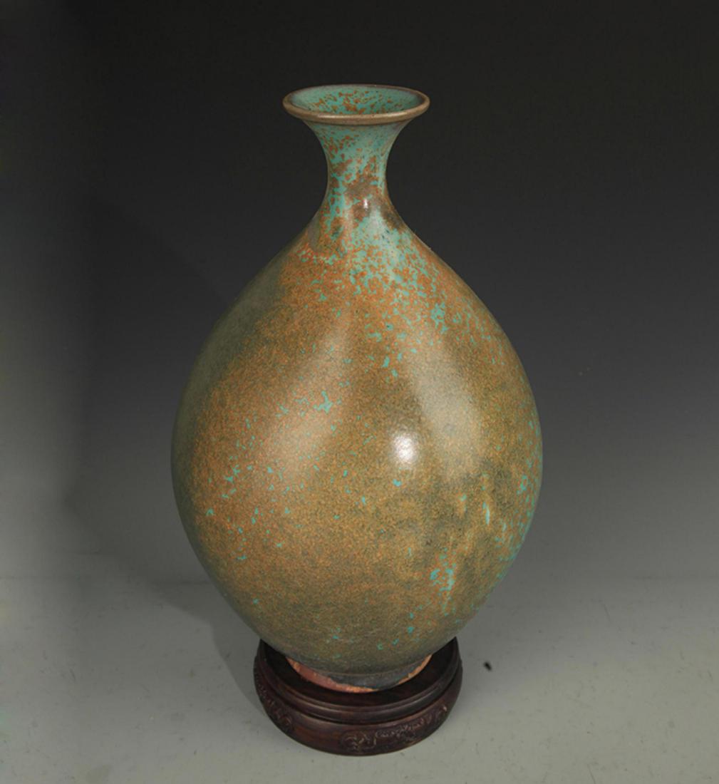 A FINE LU JUN KILN YU HU CHUN STYLE VASE: Song Dynasty, High: 11.25 inch; Diameter: 2.5 inch