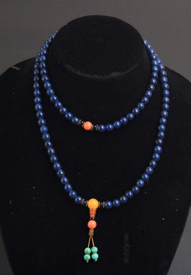 A FINE LAPIS LAZULI STONE NECKLACE (1 of 5)