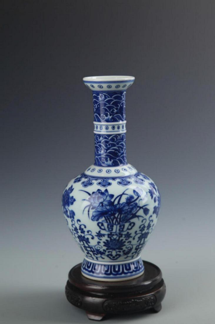 A BLUE AND WHTIE LOTUS FLOWER PATTERN LONGNECK VASE (1 of 6)
