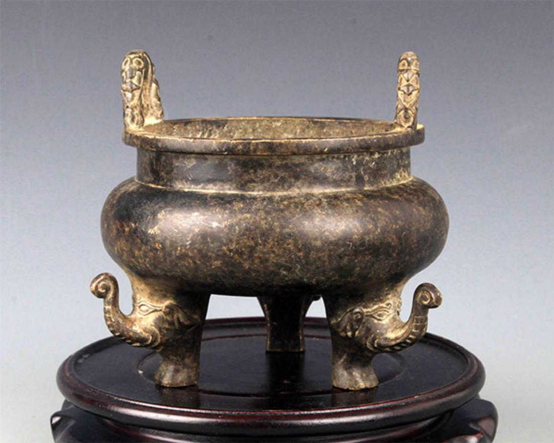 A ELEPHANT FOOT BRONZE CENSER: Ming Dynasty, High: 6.0 inch; Diameter: 5.5 inch