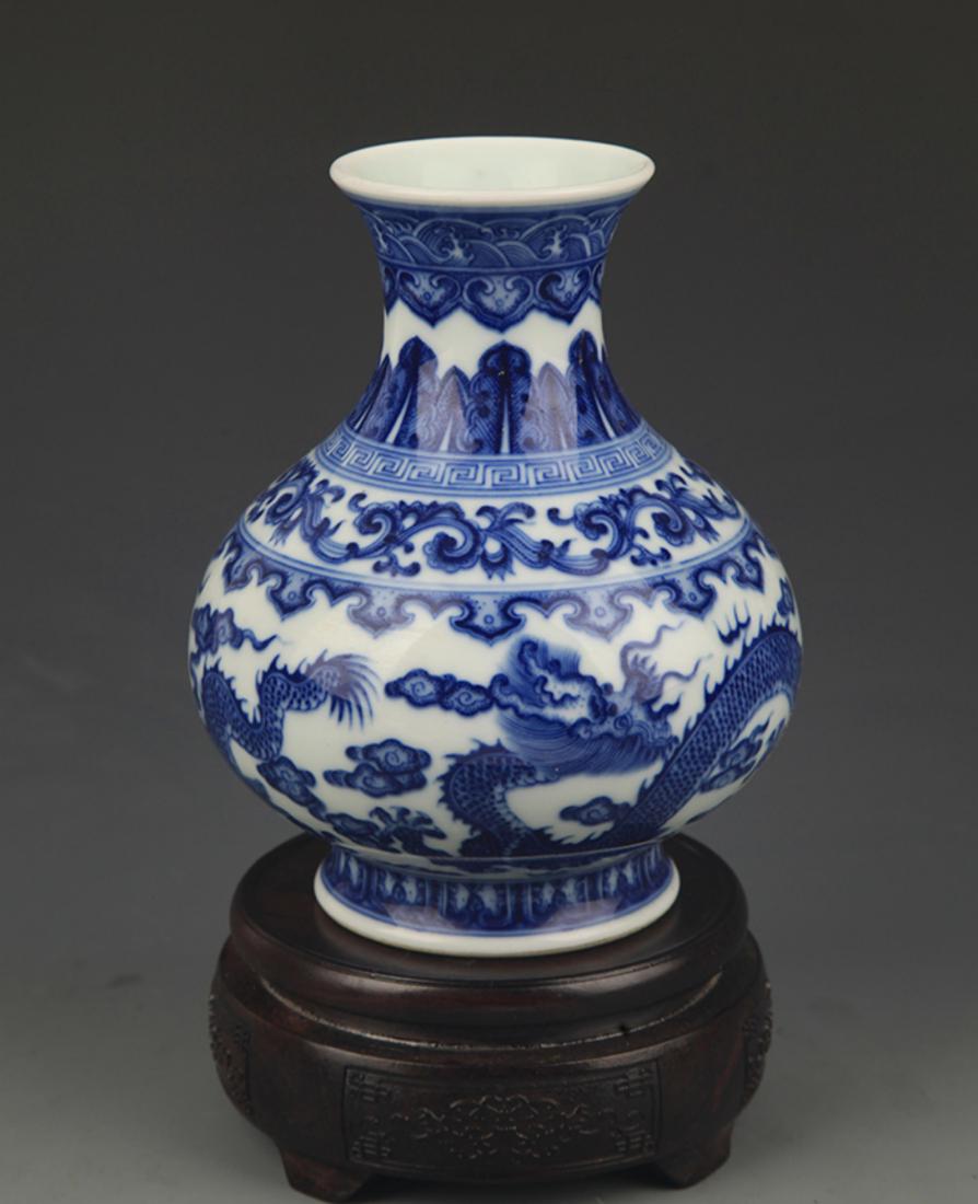 REAR BLUE AND WHITE DRAGON PATTERN PORCELAIN VASE (1 of 5)