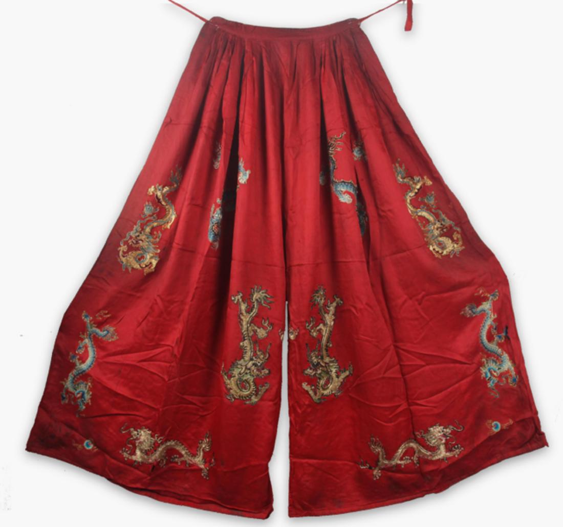 A FINE CHINESE EMBROIDERED CLOAK: Qing Dynasty, Long:55.00 inch; Width: 32.00 inch