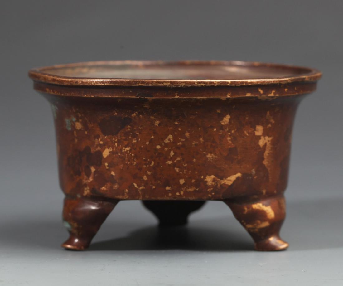 A REAR TRIPOD BRONZE CENSER: Qing Dynasty, High: 2.2 inch; Width: 3.8 inch