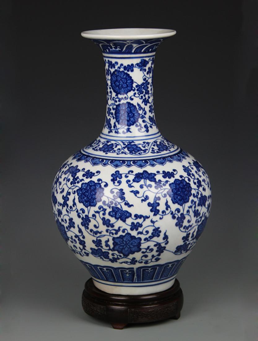 A BLUE AND WHITE LOTUS FLOWER PATTERN PORCELAIN VASE (1 of 4)