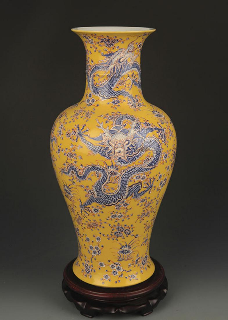 YELLOW GROUND FAMILLE ROSE DRAGON PATTERN VASE (1 of 5)