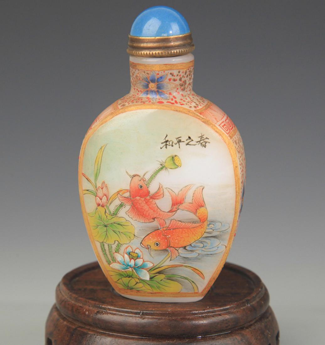 A FINE FISH PAINTED GLASS SNUFF BOTTLE (1 of 4)