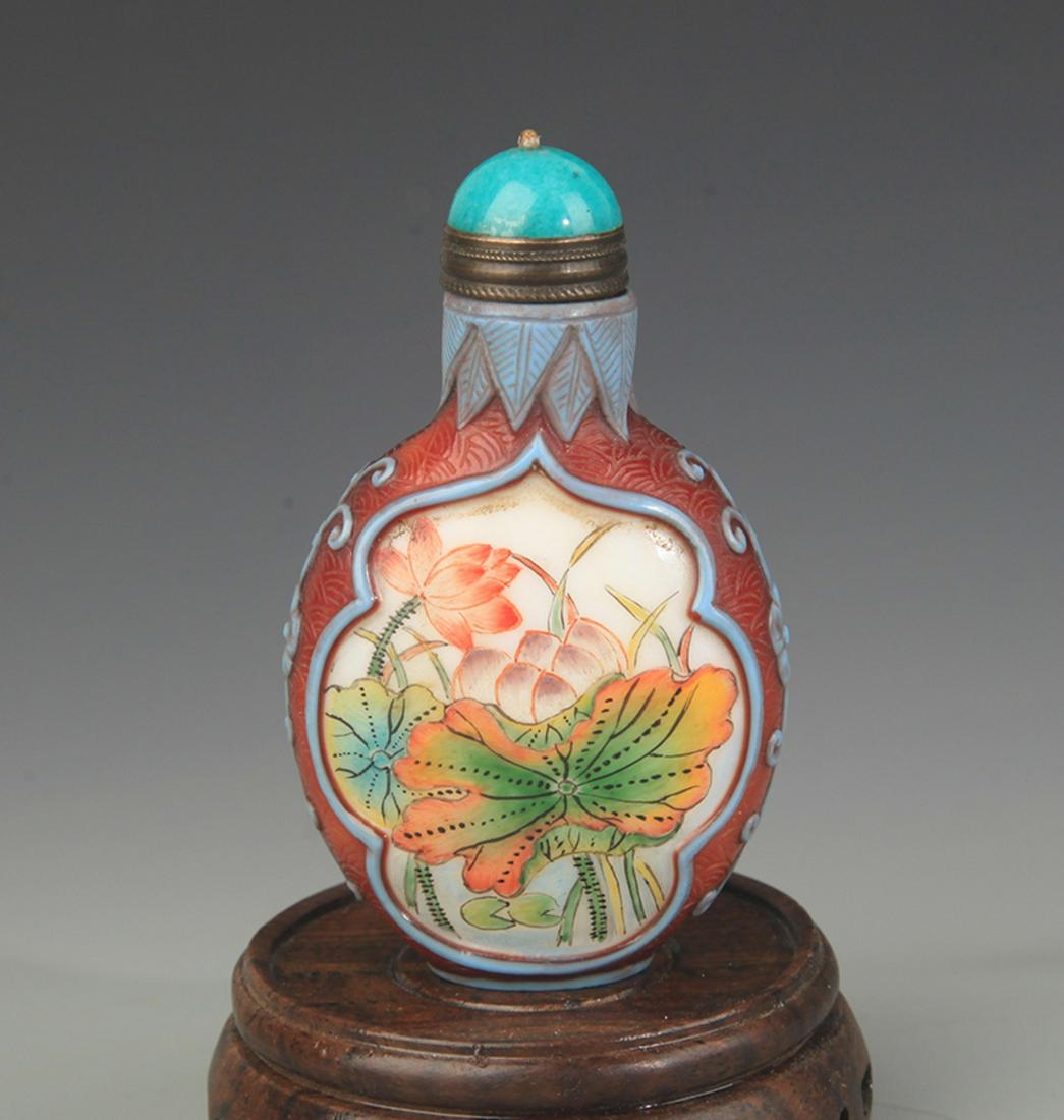 A FLOWER PAINTED GLASS SNUFF BOTTLE (1 of 4)