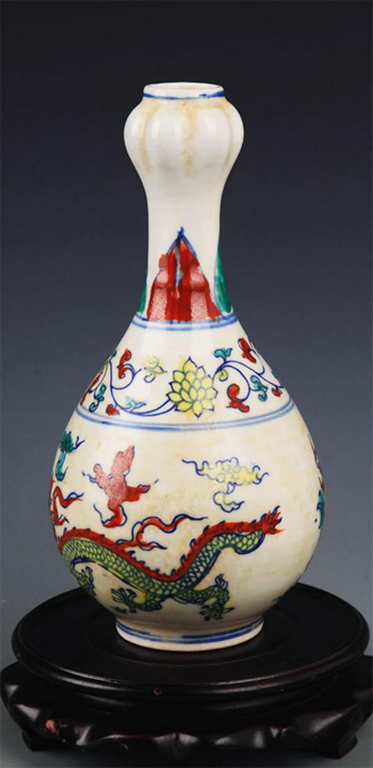 A FINE DOUCAI PORCELAIN GARLIC HEAD BOTTLE (1 of 7)
