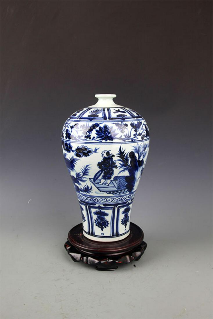 A LARGE TALL BLUE AND WHITE PORCELAIN MEI BOTTLE: Ming Dynasty, High: 12.00 inch