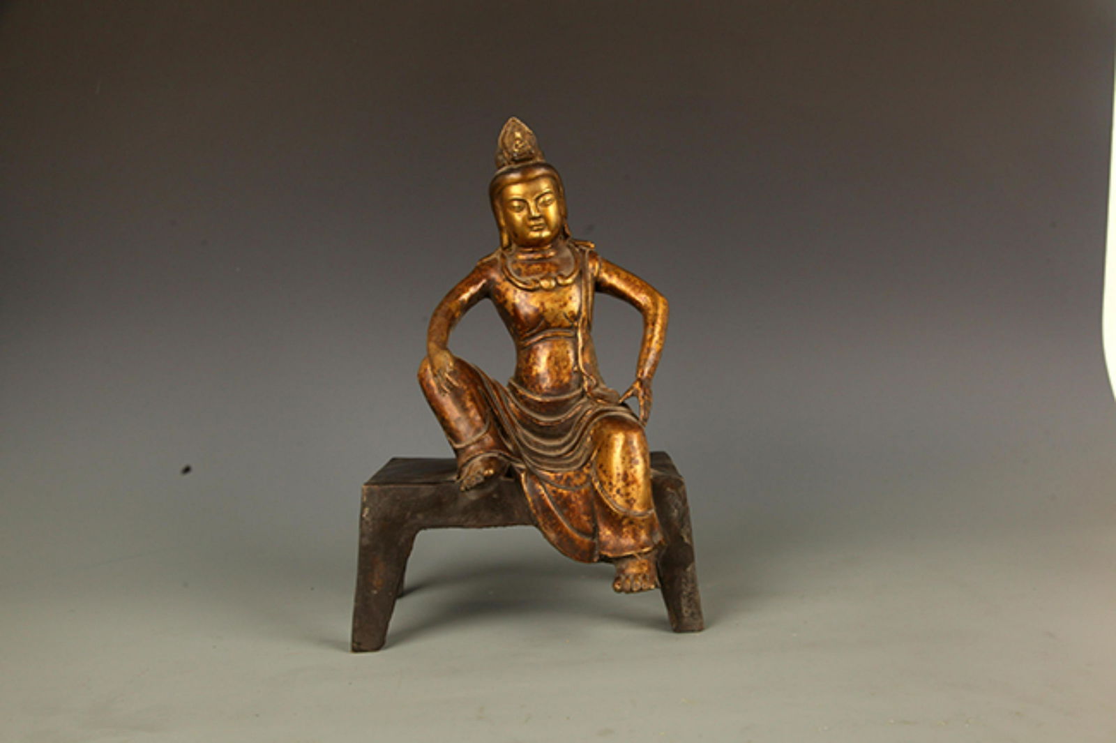A FINELY CARVED BRONZE SEATED BUDDHA FIGURE (1 of 7)