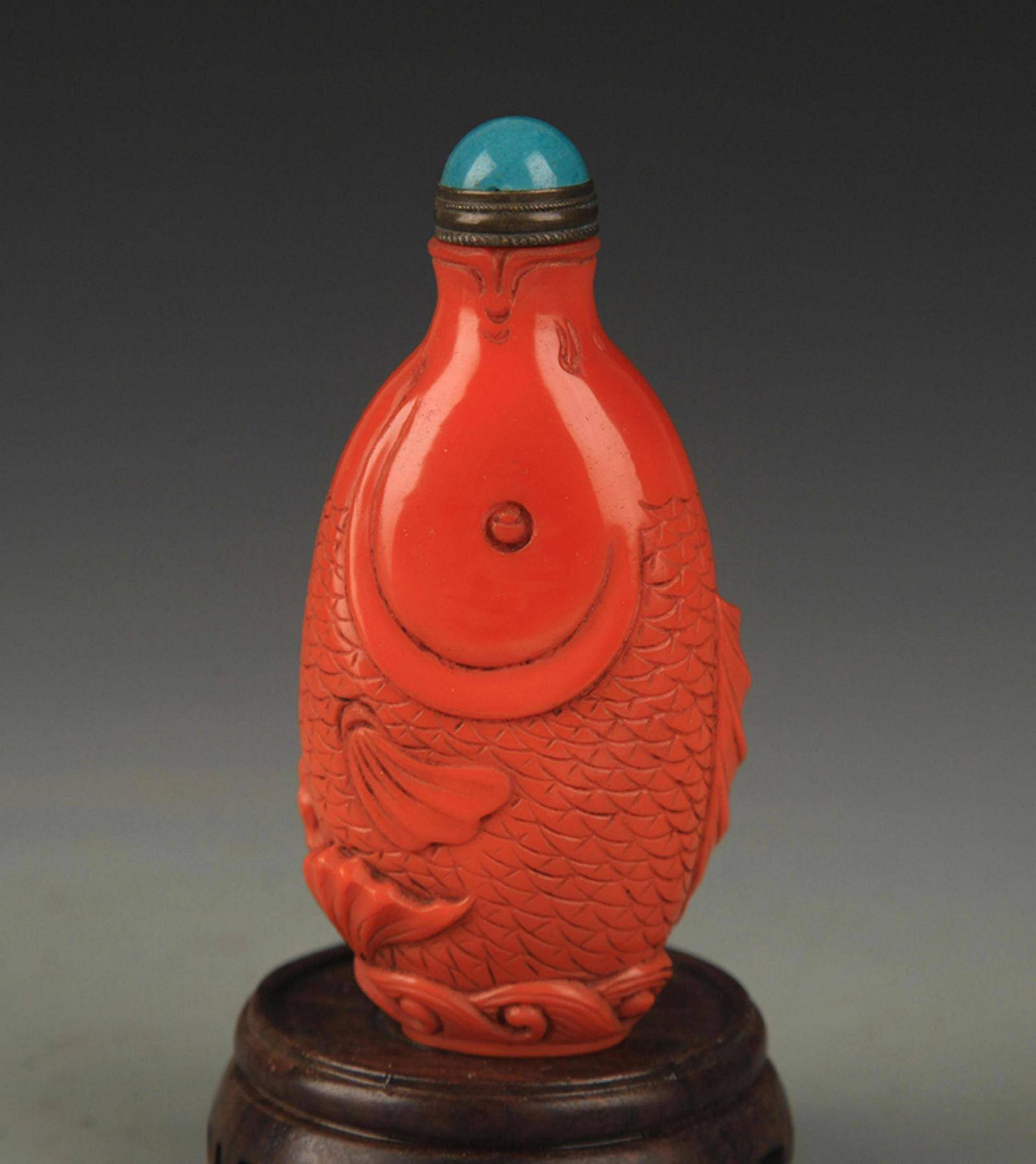 A CHINESE LACQUER MADE FISH CARVING SNUFF BOTTLE (1 of 4)
