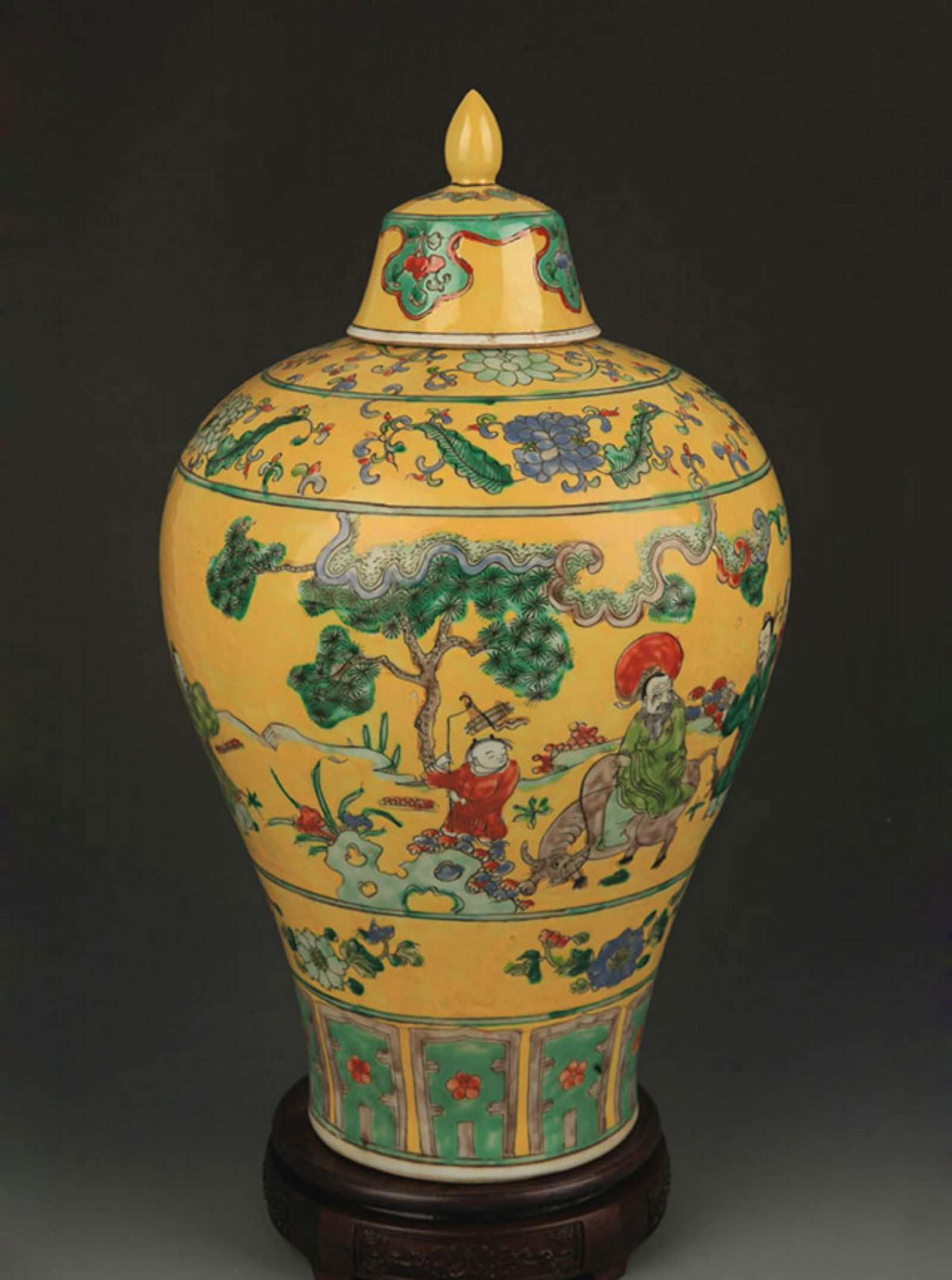 A LARGE YELLOW ROUND FAMILLE ROSE CHARACTER PATTERN MEI (1 of 6)