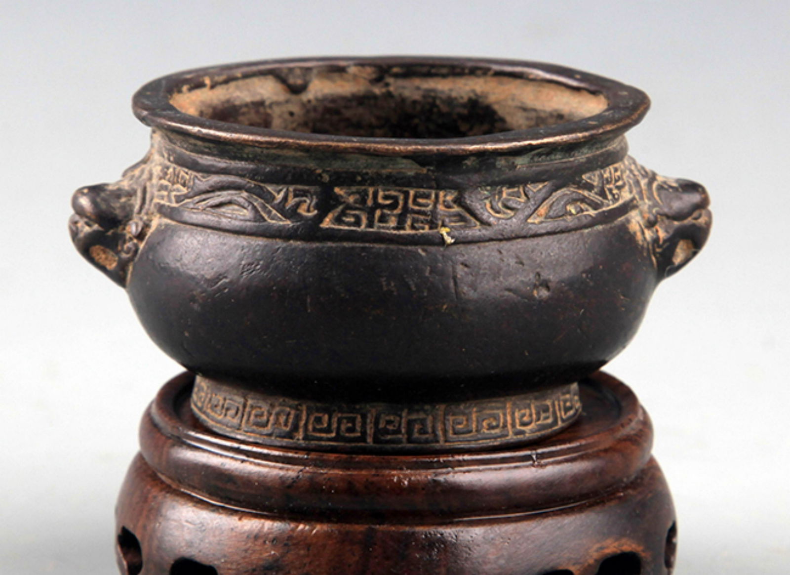 A FINELY CARVED ROUND BRONZE CENSER (1 of 4)