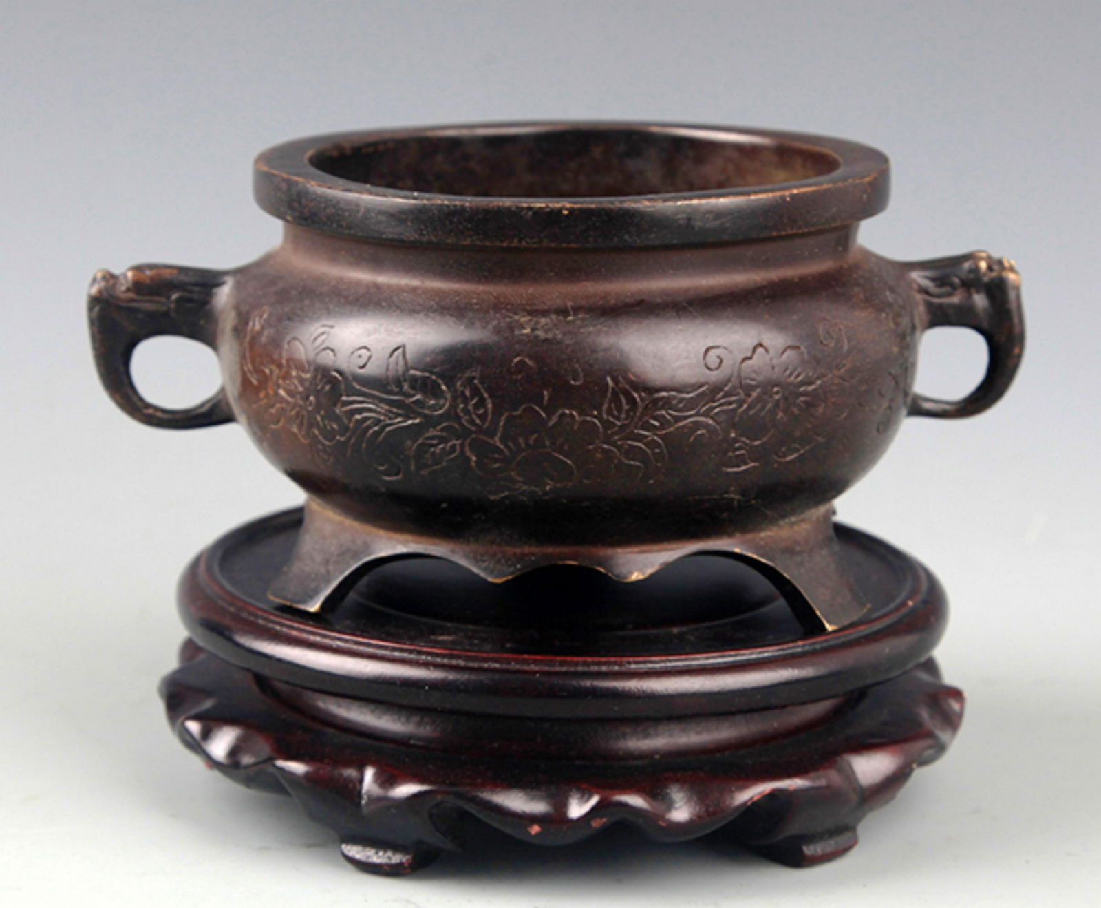 A "YUE BAO JU" MARK DOUBLE EAR ROUND BRONZE CENSER (1 of 4)