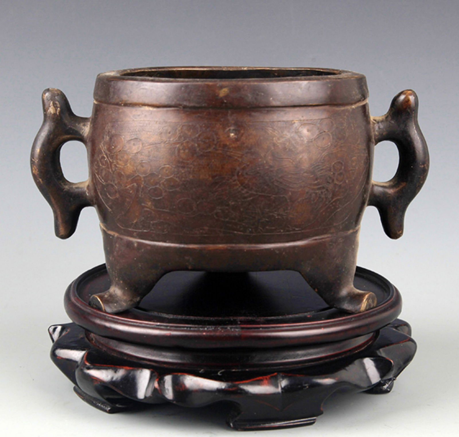 A FINELY CARVED DOUBLE "FISH" HANDLE BRONZE CENSER (1 of 3)