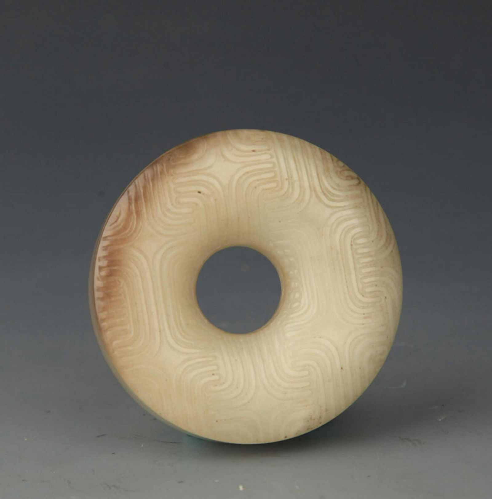 A FING OLD ROUND JADE PENDANT (1 of 3)