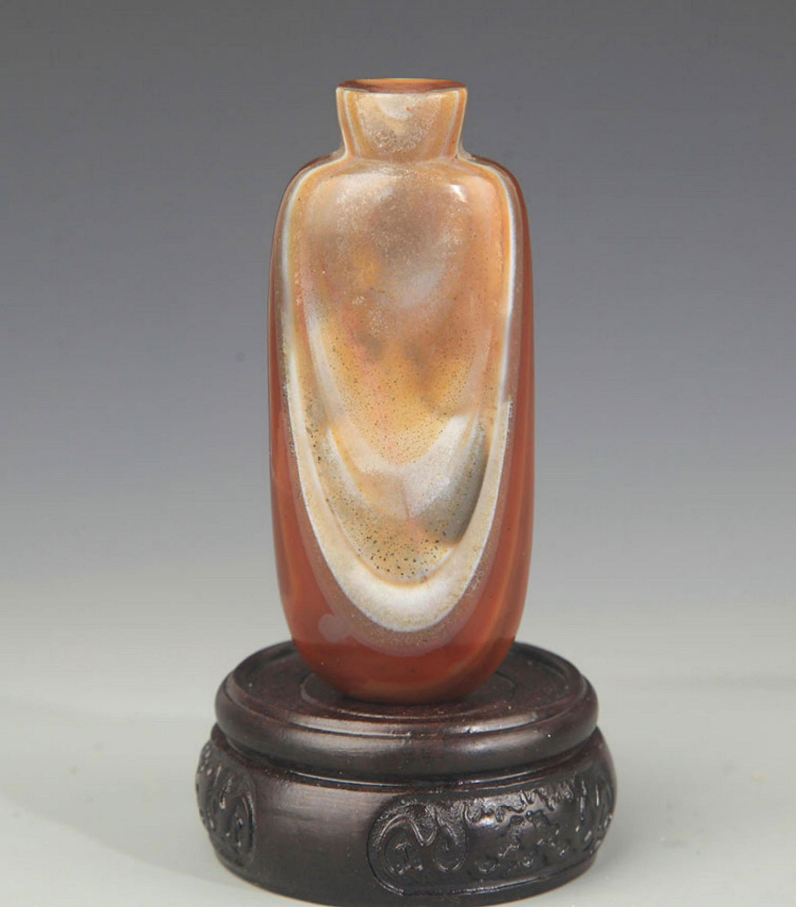 A FINE AGATE SNUFF BOTTLE (1 of 3)
