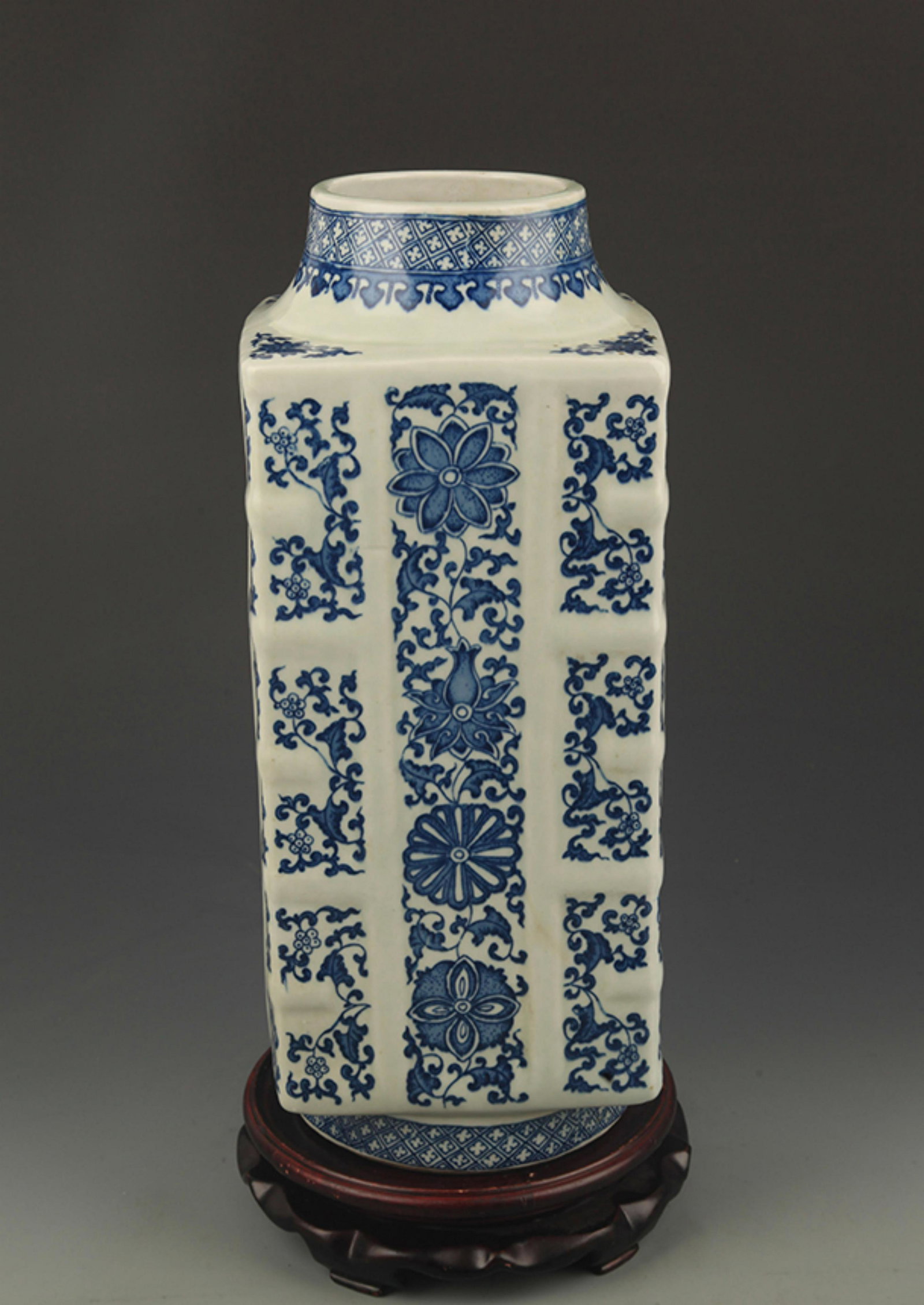 BLUE AND WHITE FLOWER PATTERN ZONG STYLE SQUARE VASE: Possible Qing Dynasty, High:15.25 inch; Width:6.0 inch