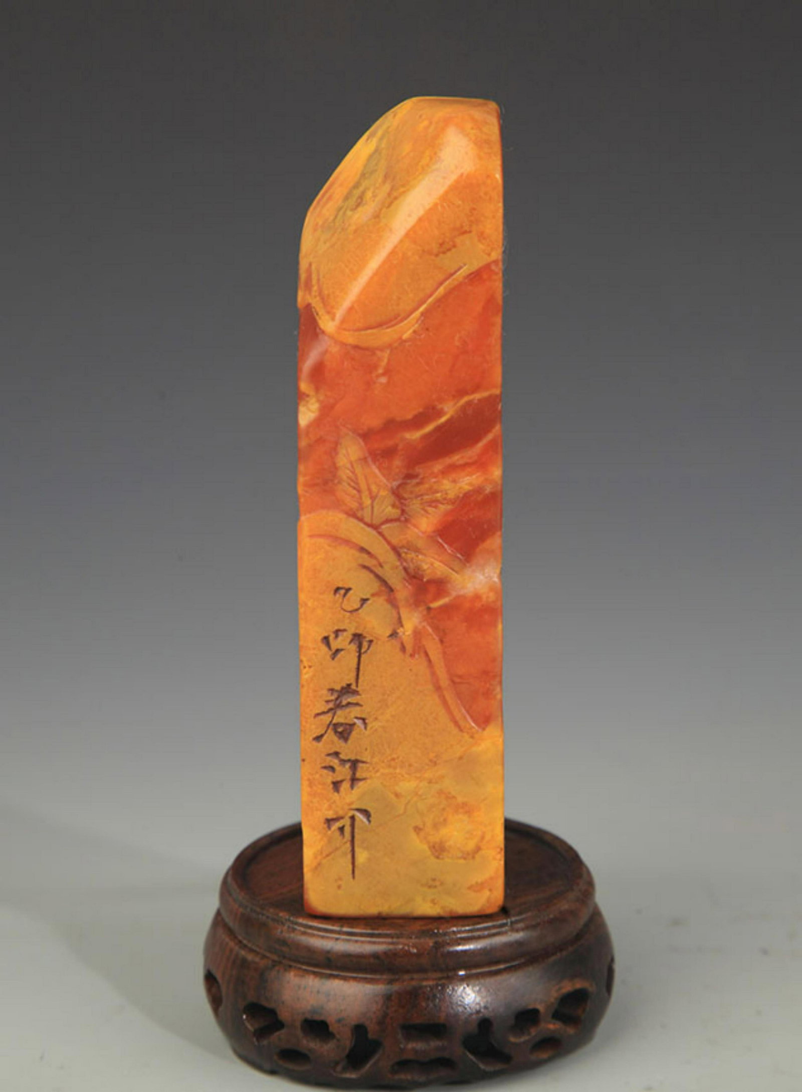 A FINE SOAPSTONE ANIMAL TOP SEAL: Possibly Qing Dynasty, High: 4.7 inch; Width:1.18 inch