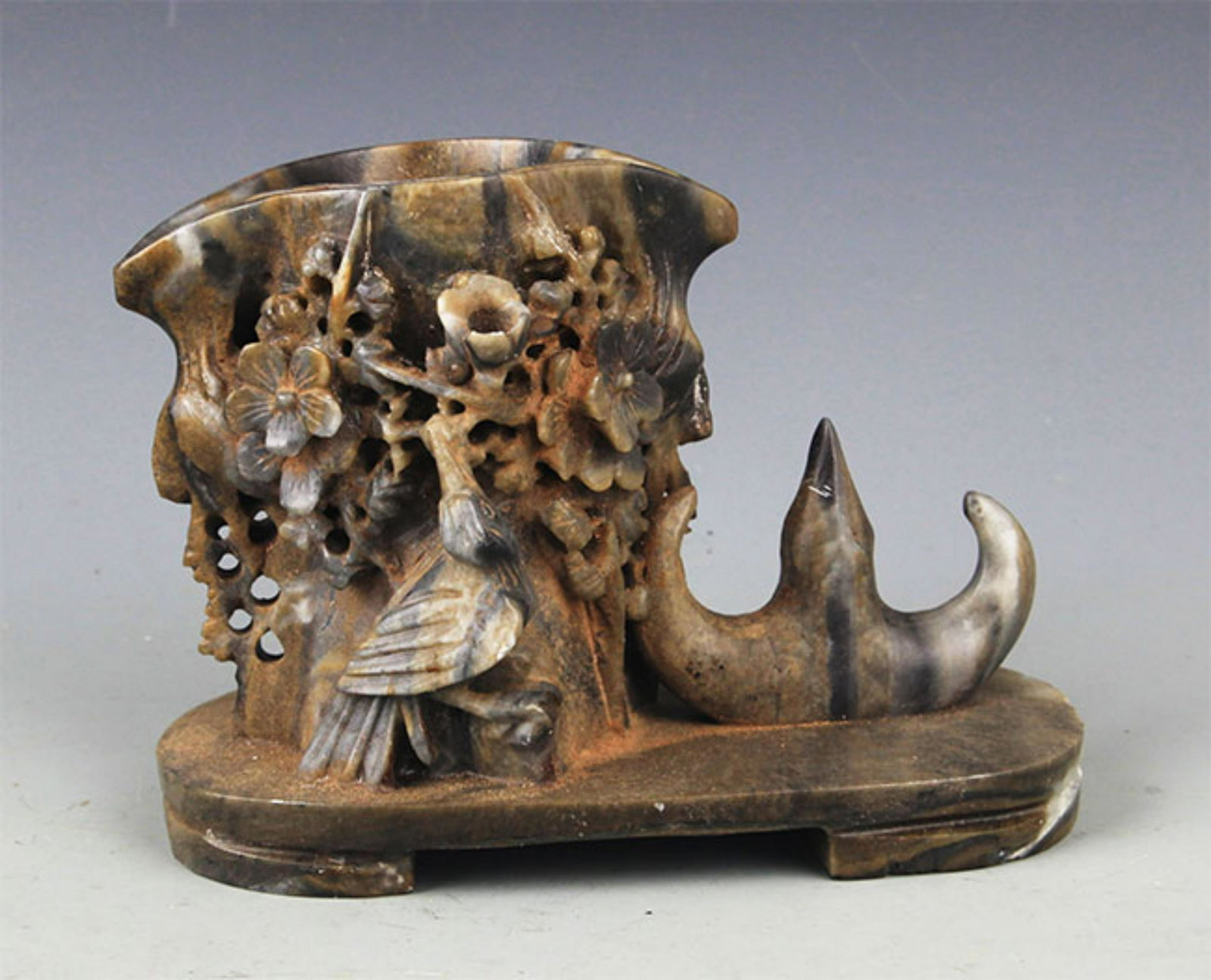 A FINELY CARVED JADE STONE PEN HOLDER: 20th Century, High: 5.0 inch; Long:6.5 inch