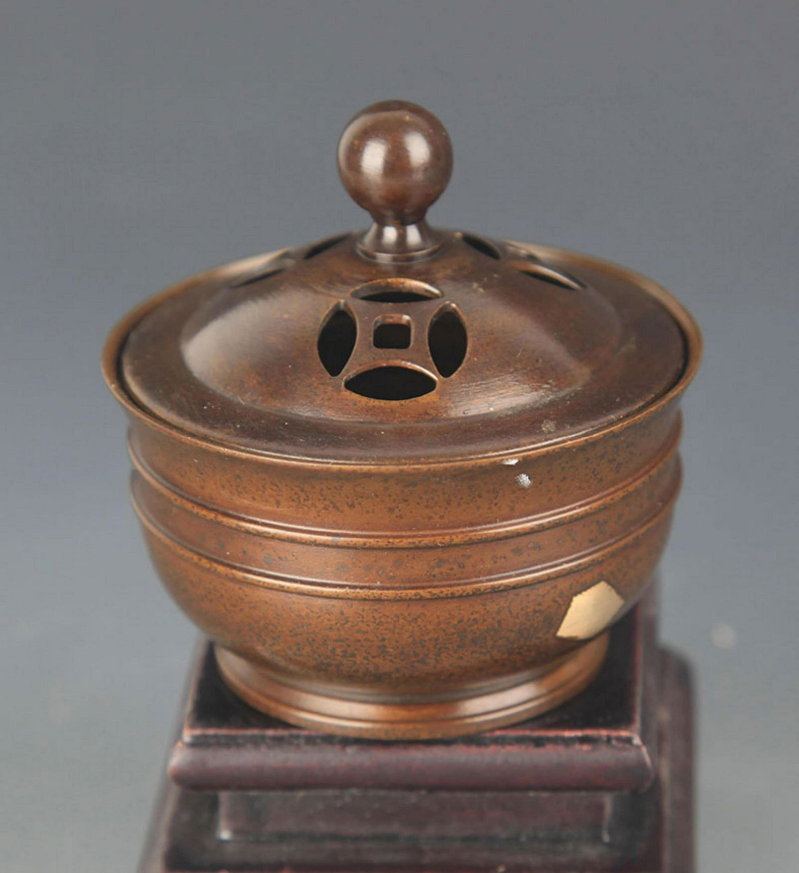 A BRONZE SPRINKLE GOLD AROMATHERAPY (1 of 4)