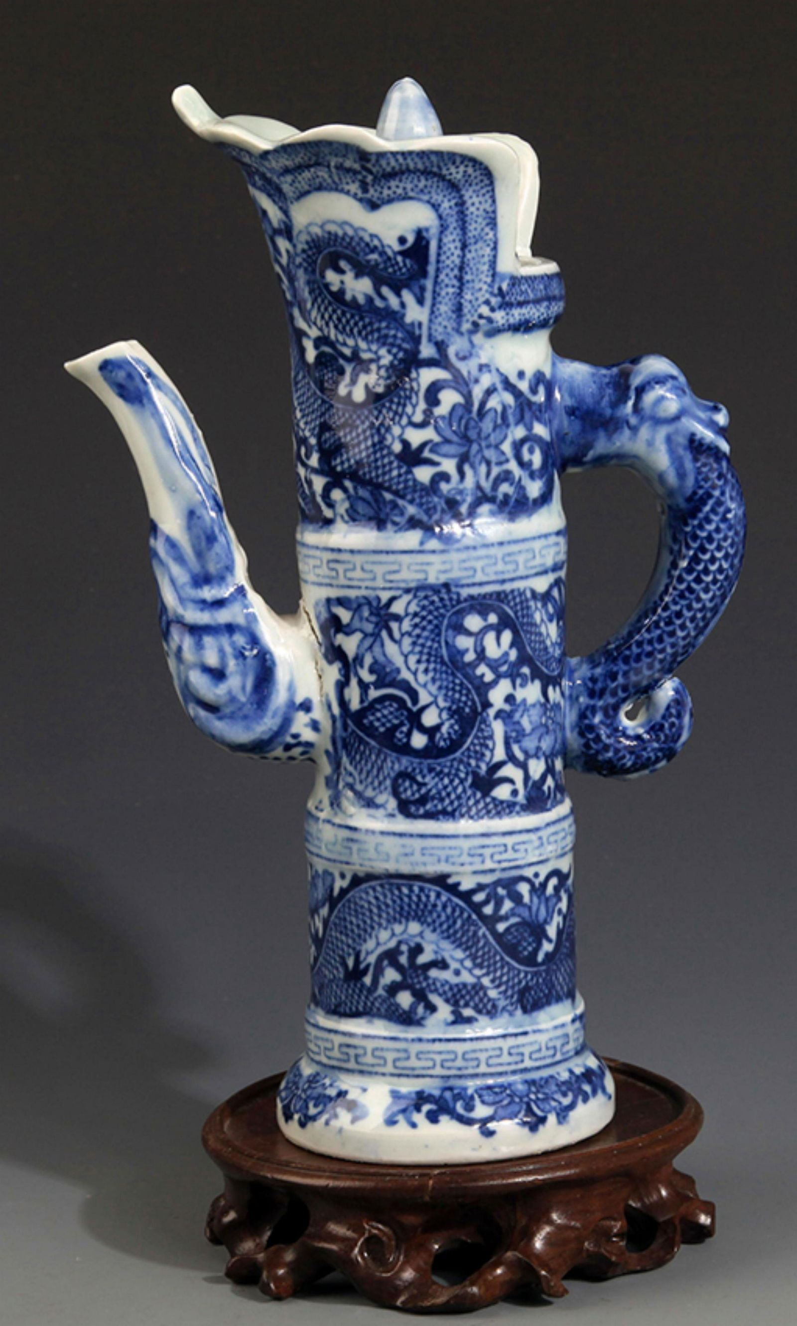 A FINELY PAINTED BLUE AND WHITE PORCELAIN WATER BOTTLE (1 of 6)