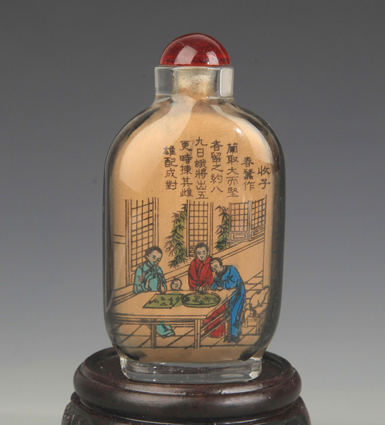 A CHARACTER PAINTED GLASS SNUFF BOTTLE (1 of 3)