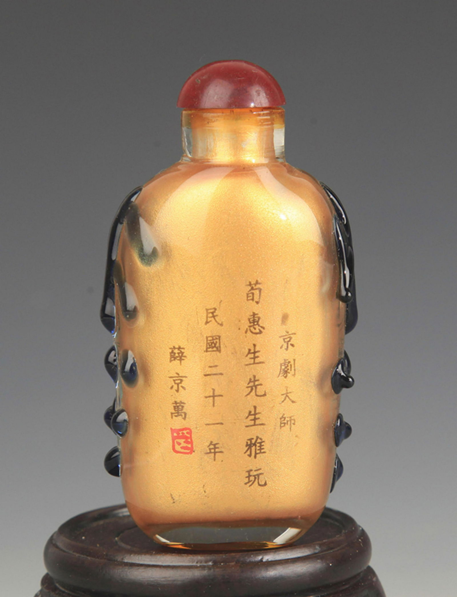 A FINE CHARACTER PAINTED SNUFF BOTTLE (1 of 2)