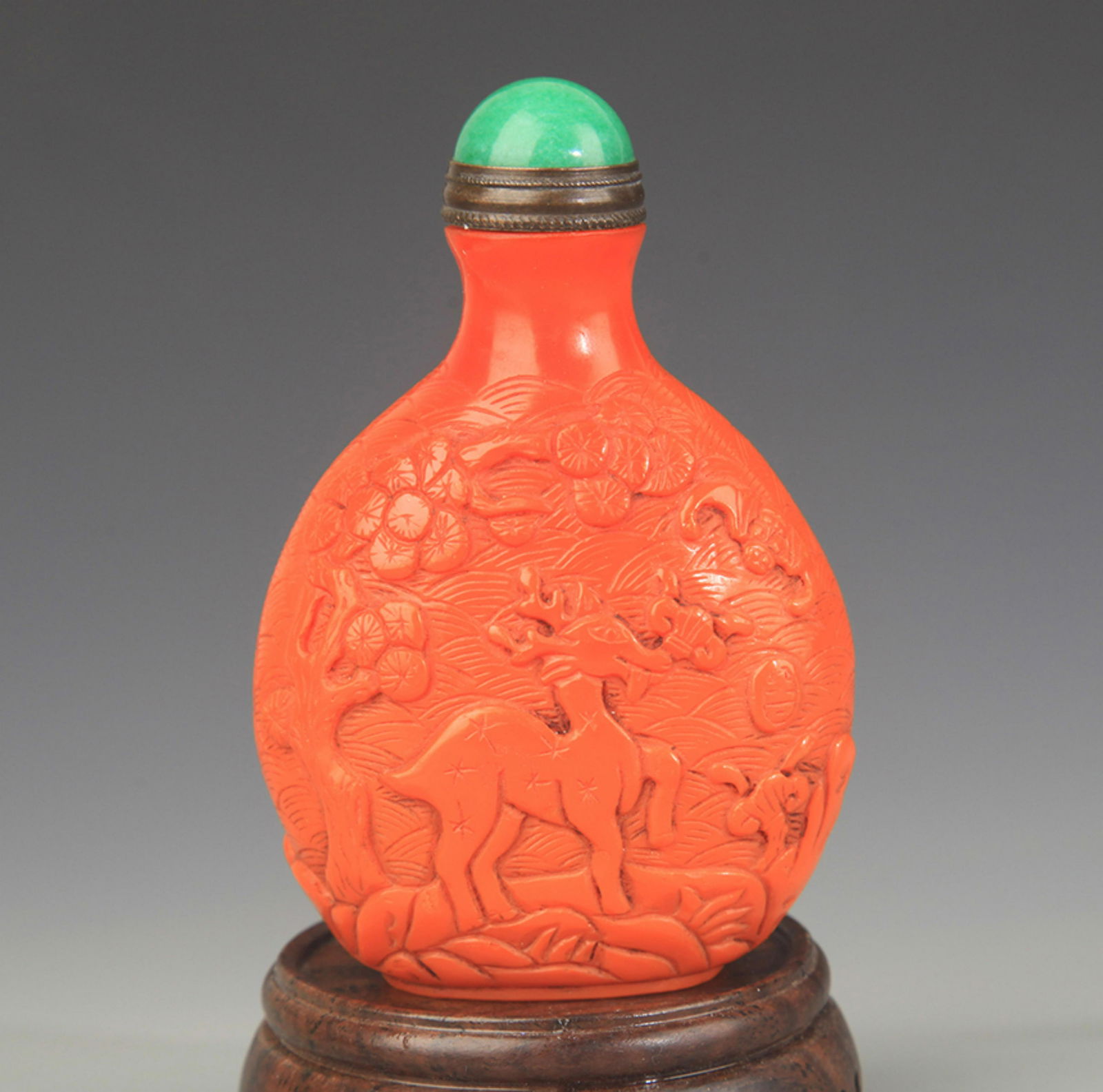 A FINE CARVED LACQUER SNUFF BOTTLE (1 of 3)