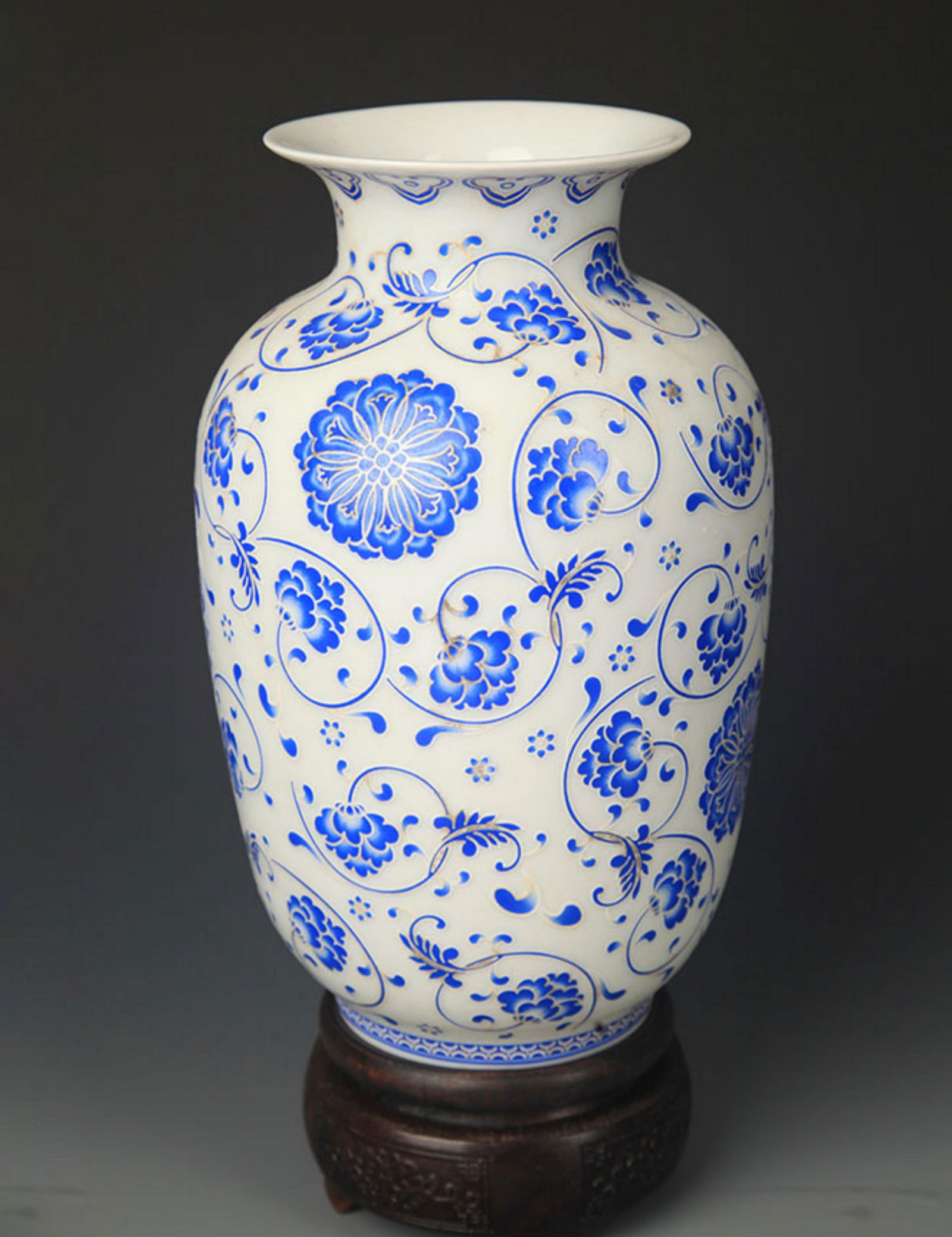 A BLUE AND WHITE FLOWER PATTERN LANTERN VASE (1 of 4)