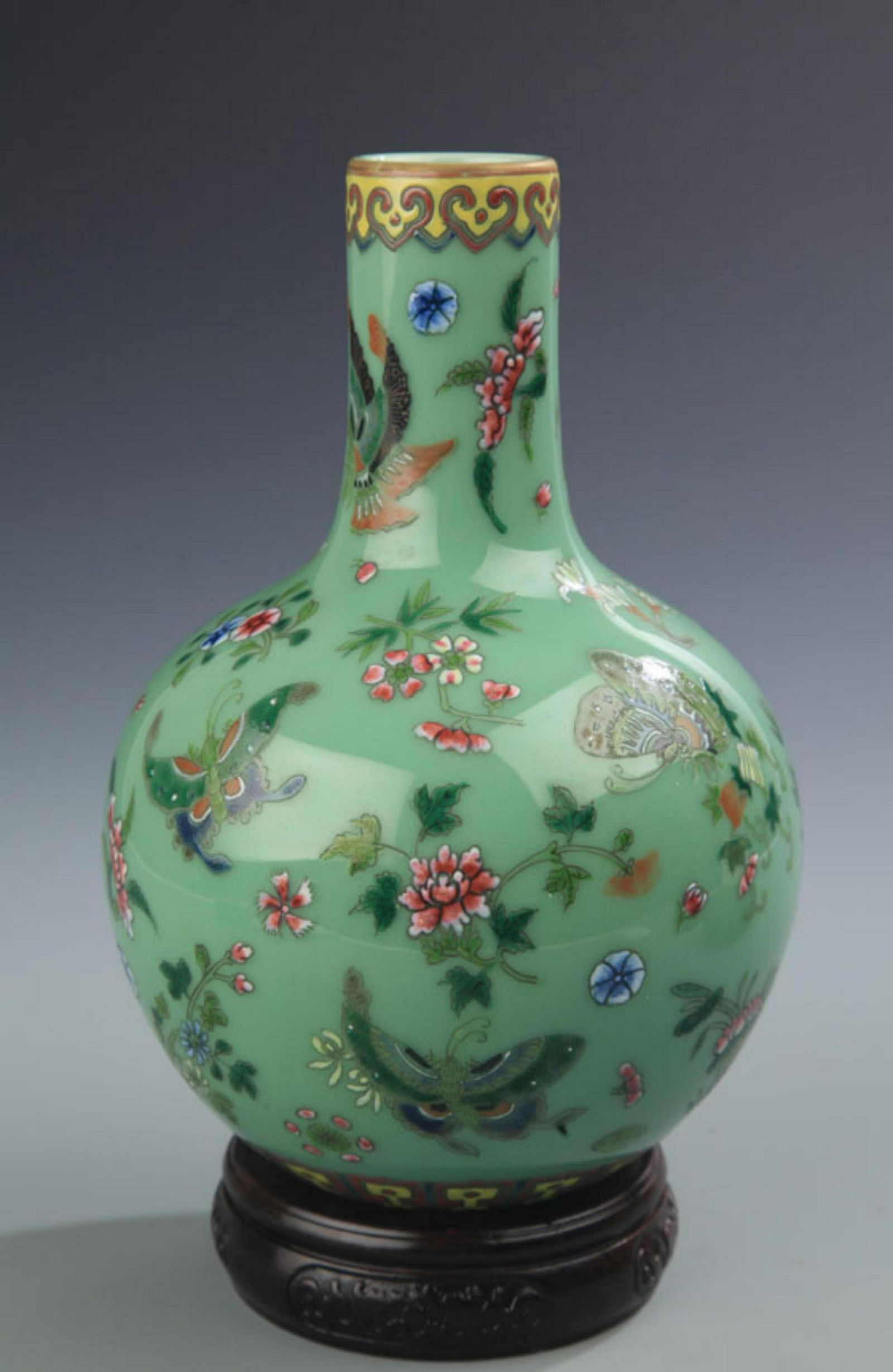 A FAMILLE ROSE BUTTERFLY PATTERN MOON BOTTLE (1 of 5)