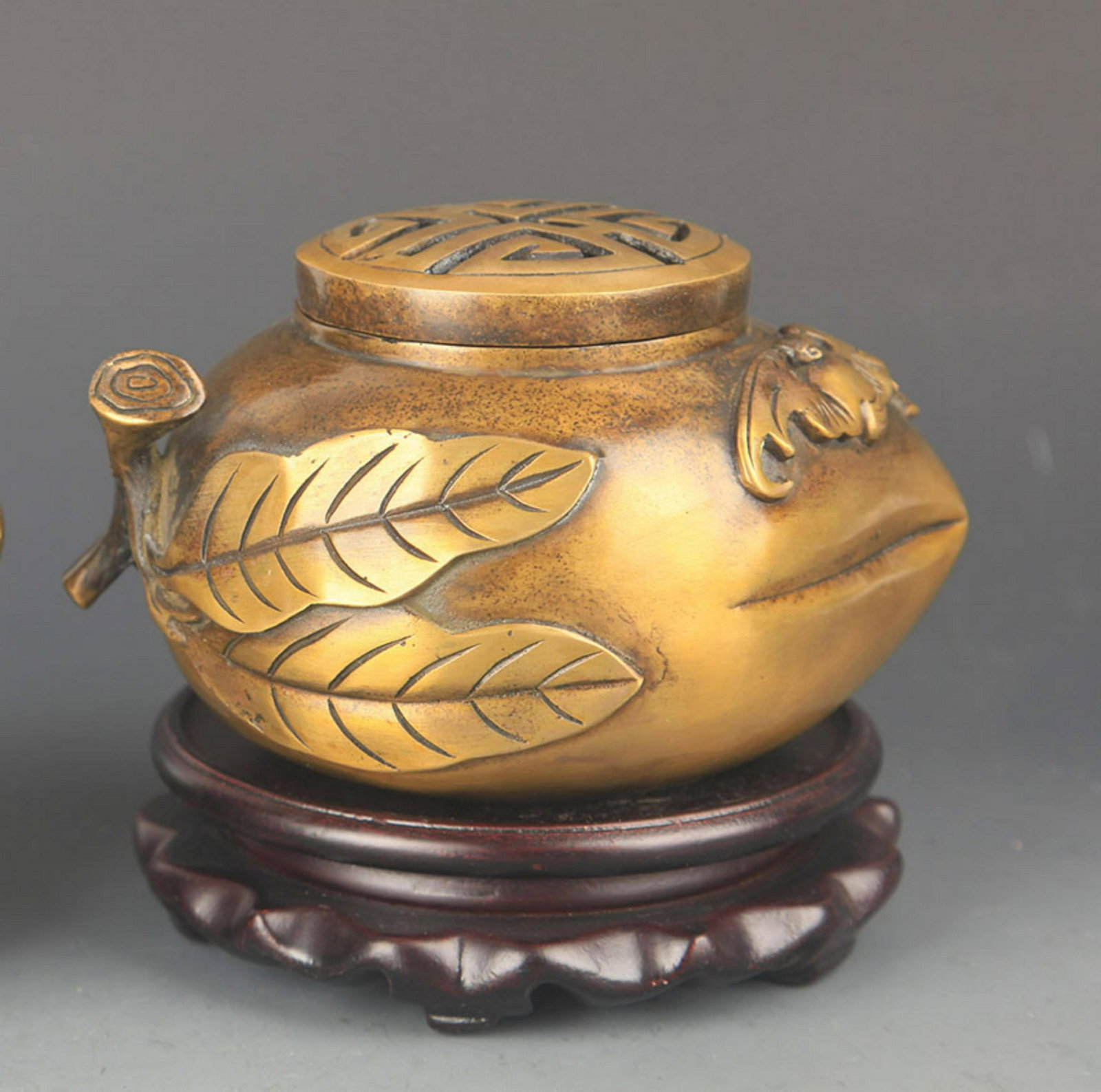 A PEACH SHAPE BRONZE AROMATHERAPY (1 of 8)