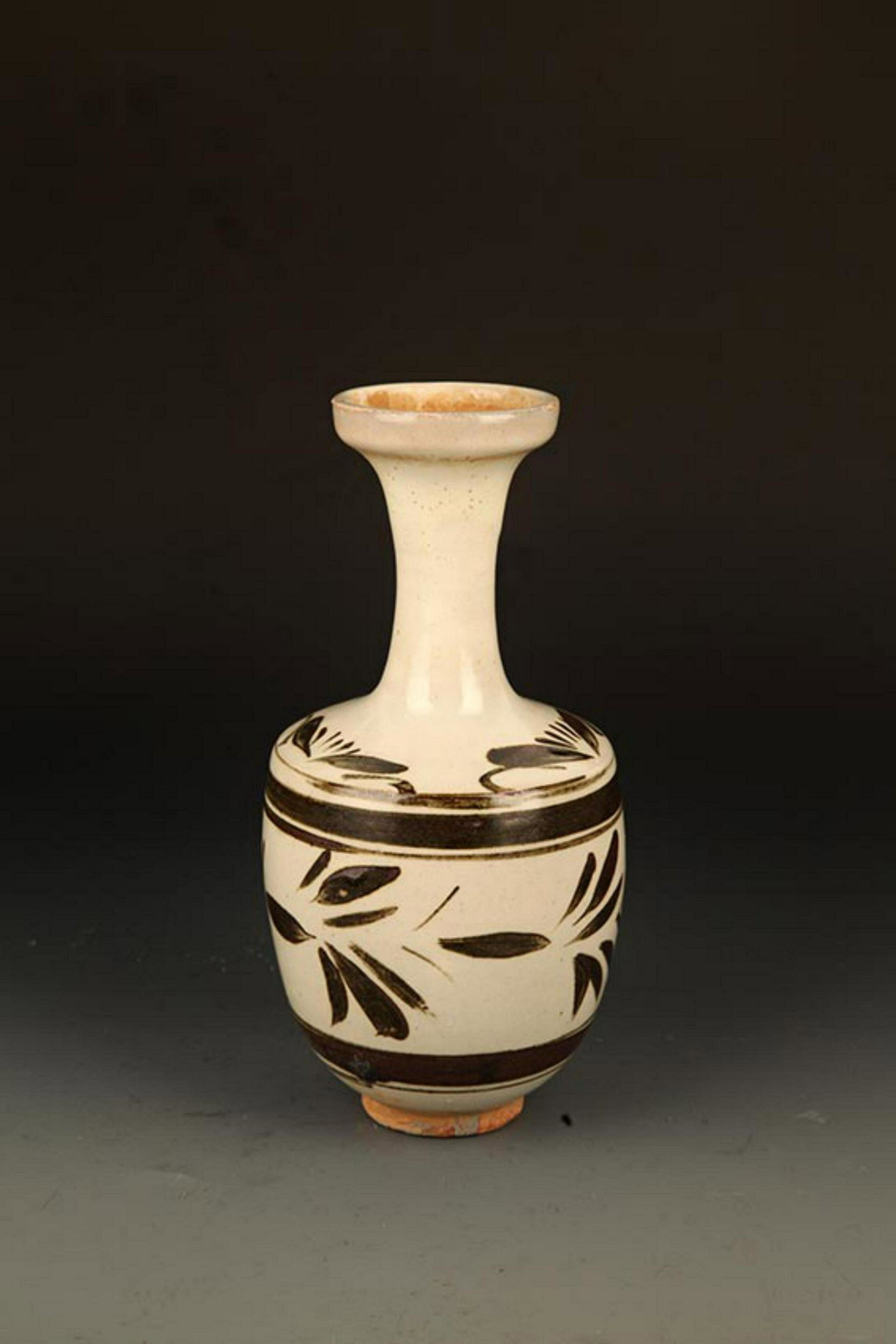 A FINE "CI ZHOU YAO" PLATE TOP BOTTLE (1 of 6)