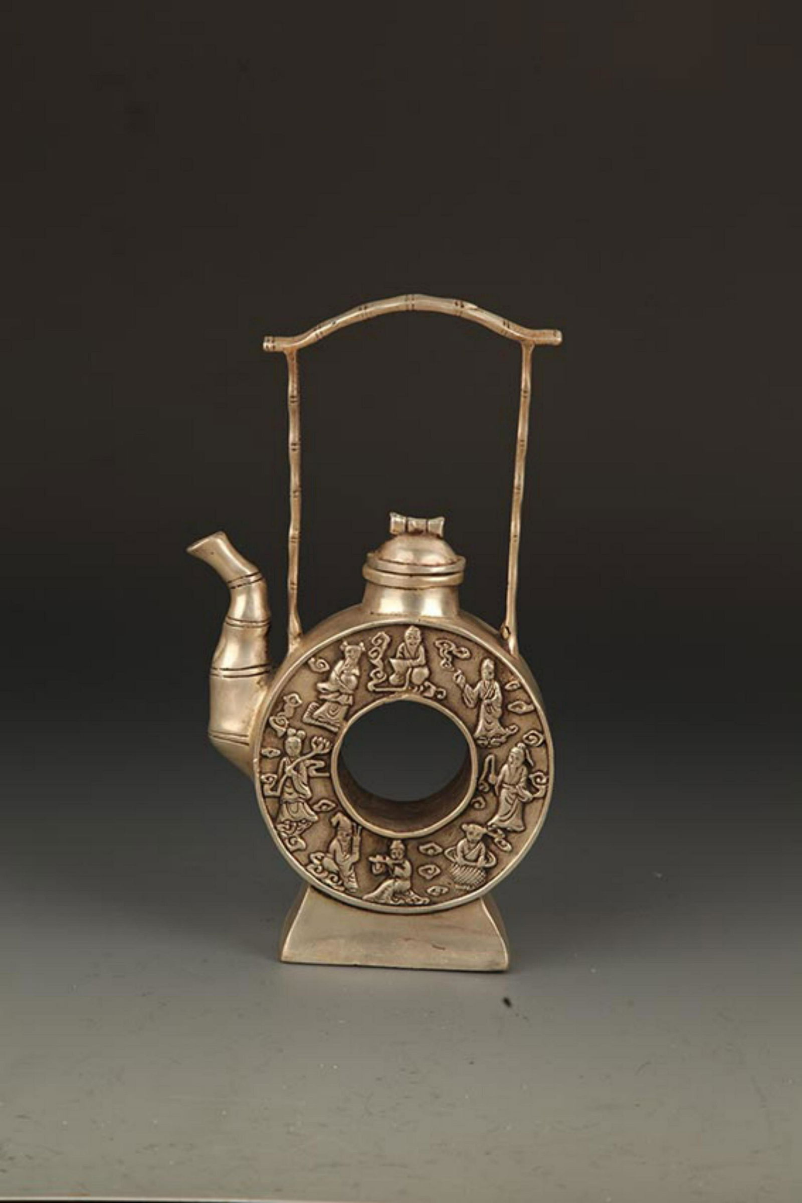 A FINELY CARVED ROUND BRONZE WATER BOTTLE (1 of 6)