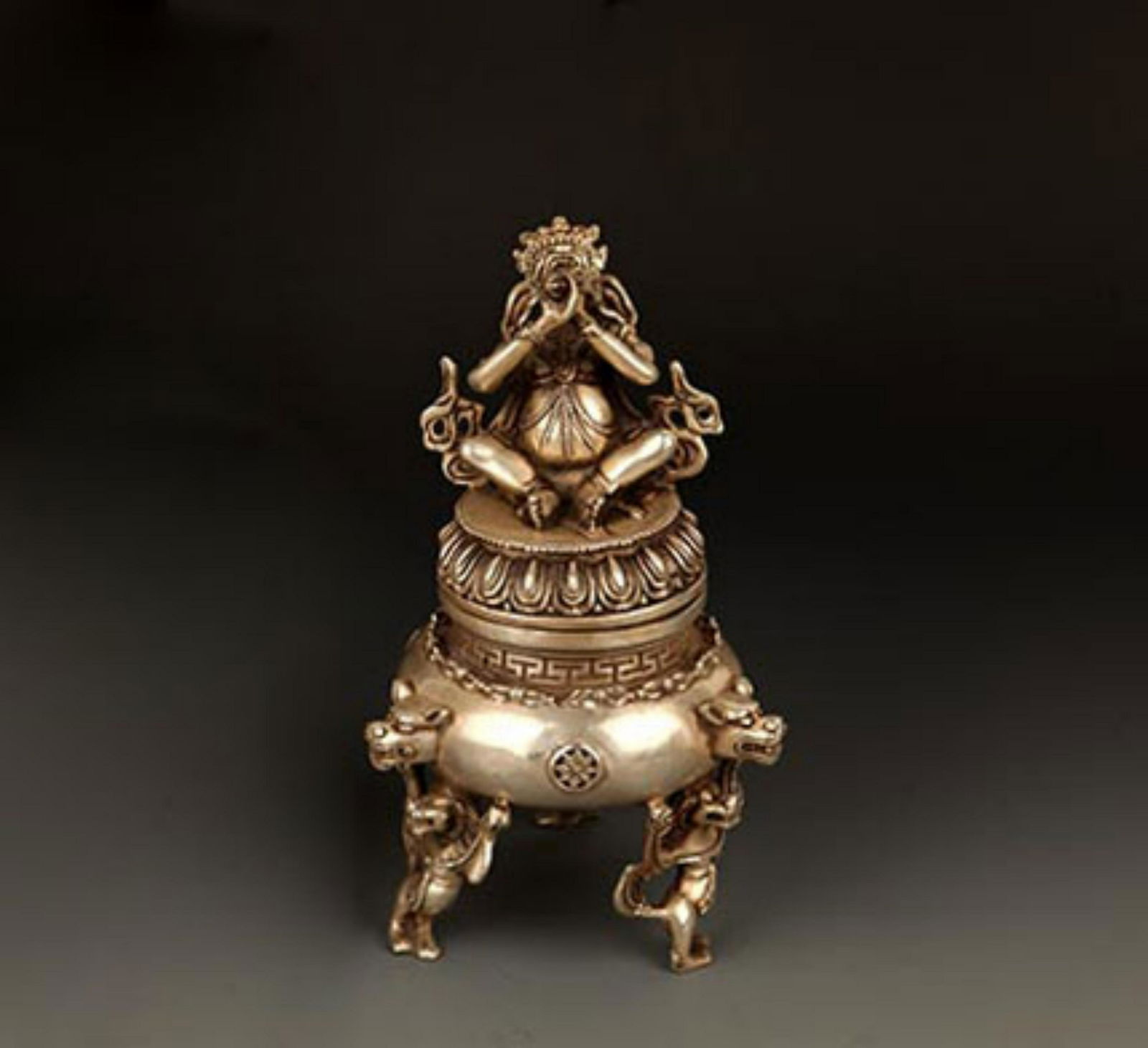 A FINELY CARVED CAST IRON TATHAGATA BUDDHA FIGURE (1 of 9)