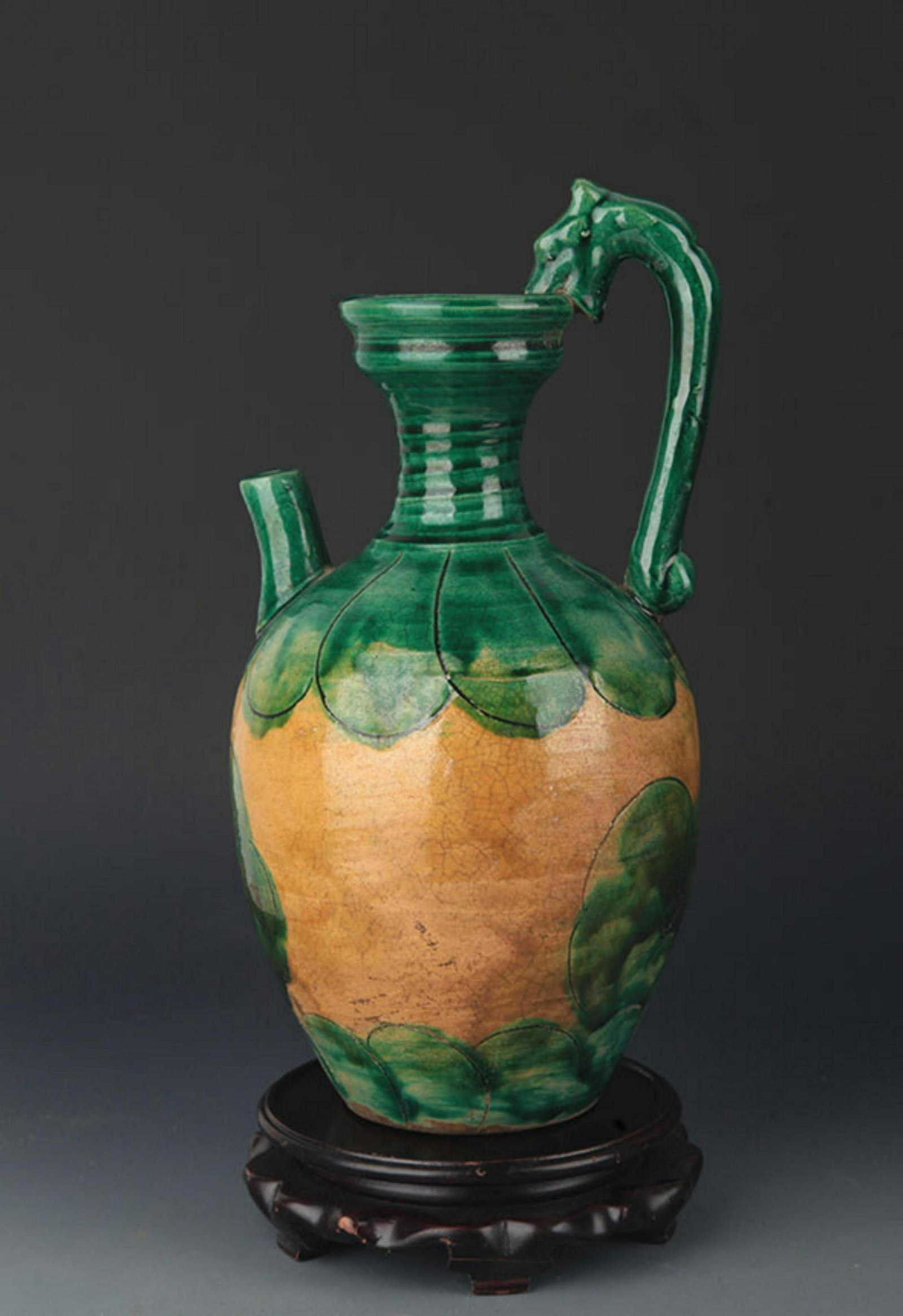 A SAN CAI COLOR FLOWER STYLE WATER JAR: Ming Dynasty, High: 11.00 inch; Width: 5.5 inch; Diameter: 2.5 in
