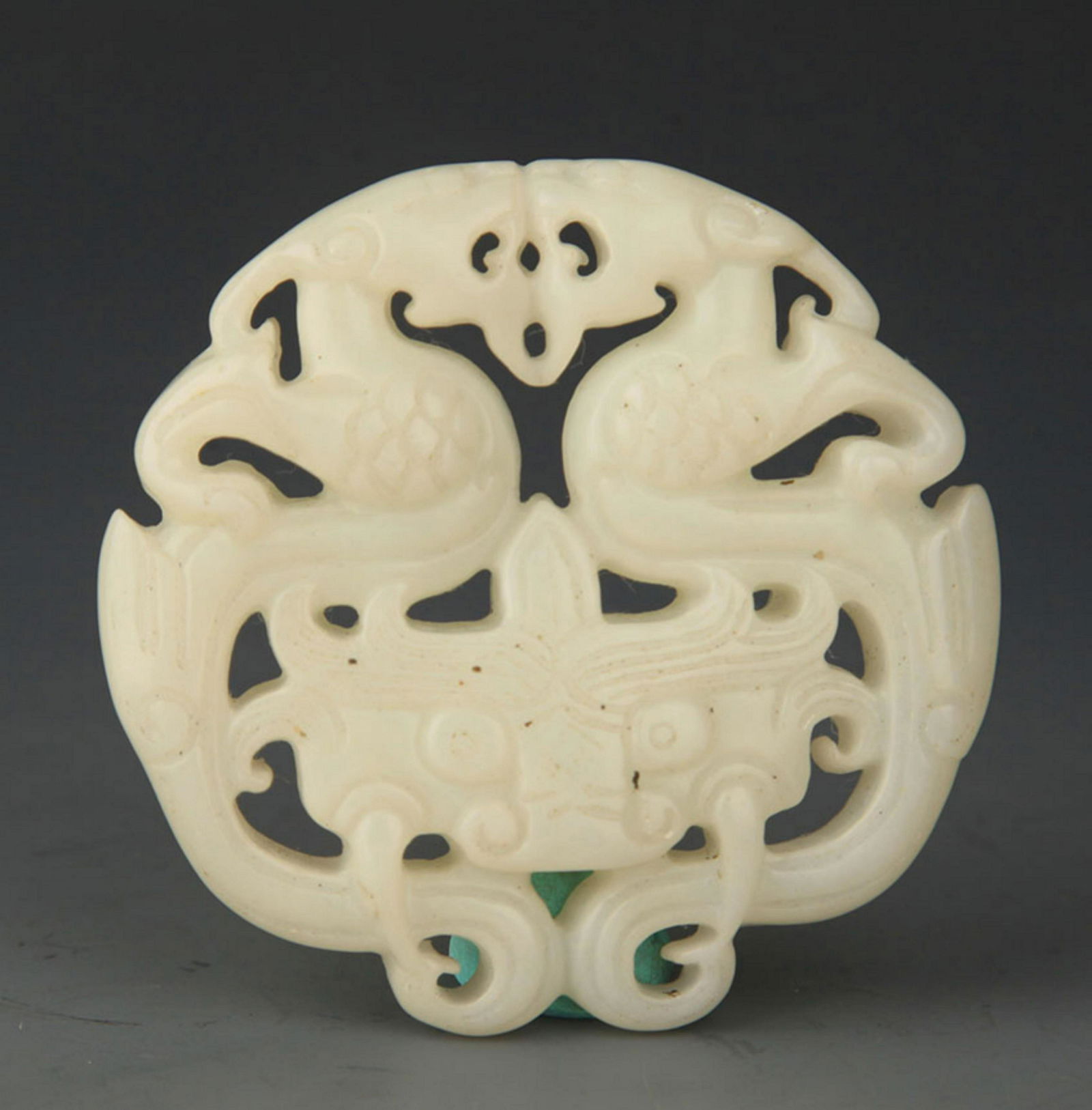 A FINE DOUBLE DRAGON WHTIE JADE PENDANT (1 of 3)