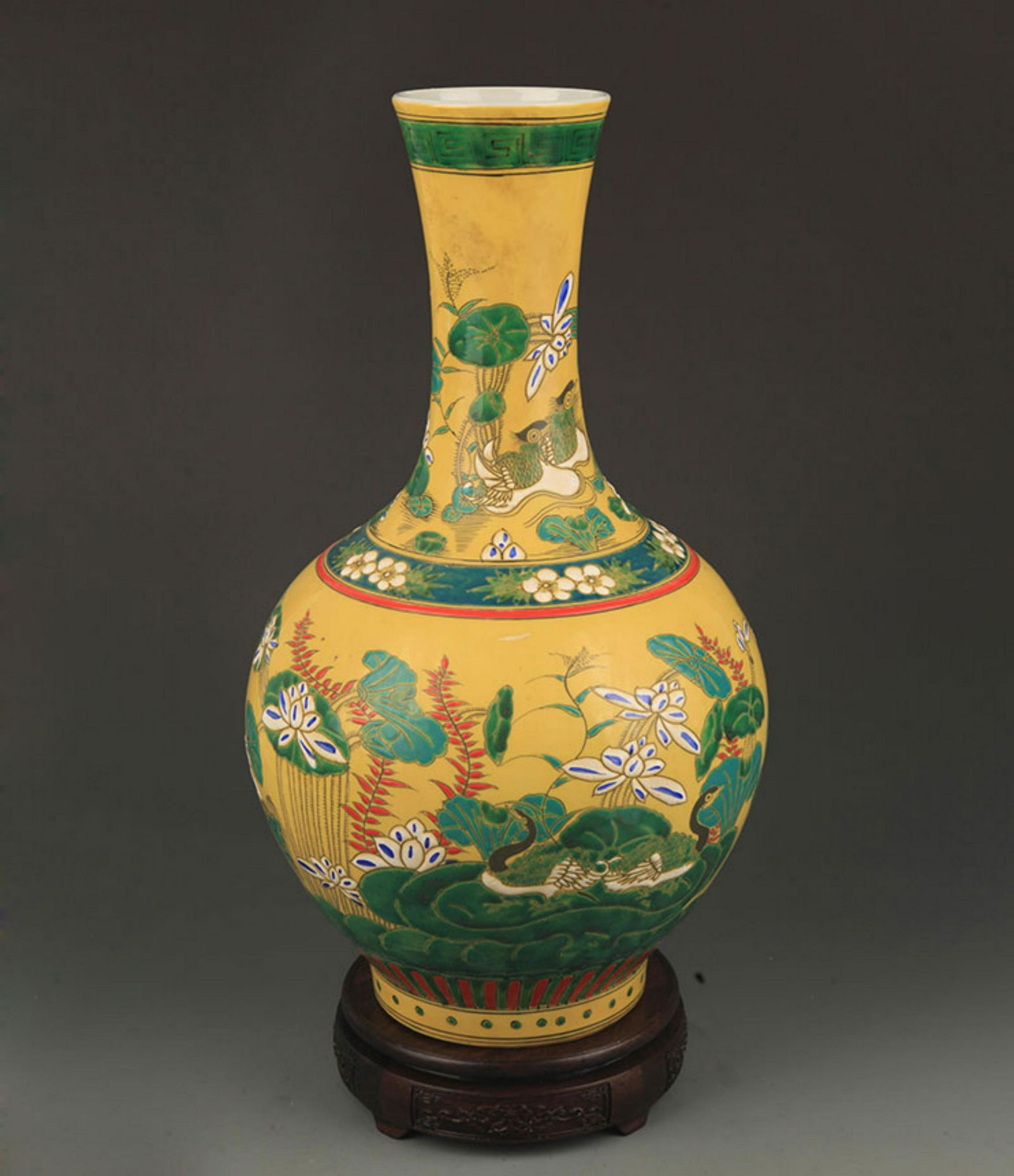 YELLOW GROUND FAMILLE VERTE LOTUS PATTERN MOON VASE (1 of 5)