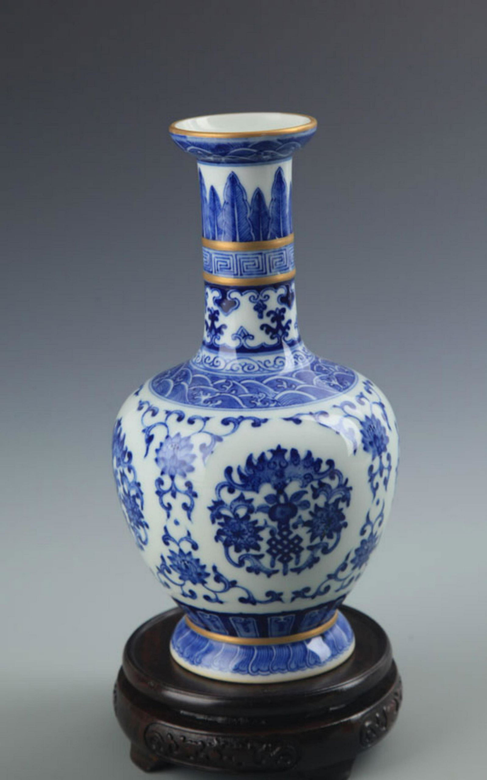 RARE BLUE AND WHITE FLOWER PATTERN BOTTLE: Qing Dynasty, High:8.2 inch; Diameter:2.0 inch